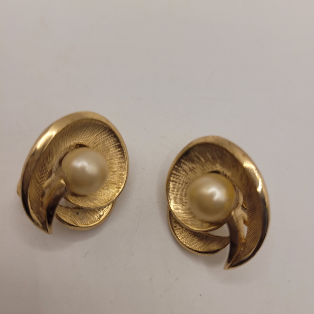 1970s Trifari Gold-tone and Pearl Clip-on Earrings